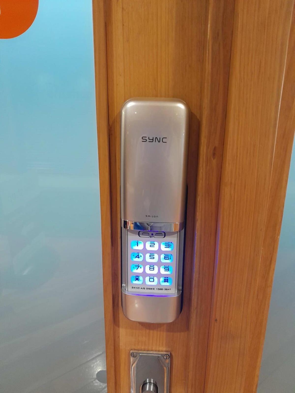 Lovely Bright Apartment With Balcony Pool And Gym Auckland Exteriör bild